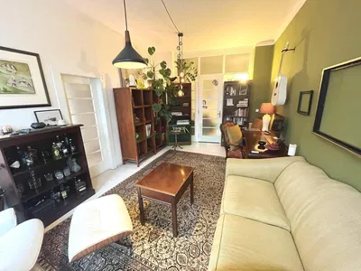 Sala de estar; chão de madeira, luz natural, estilo moderno