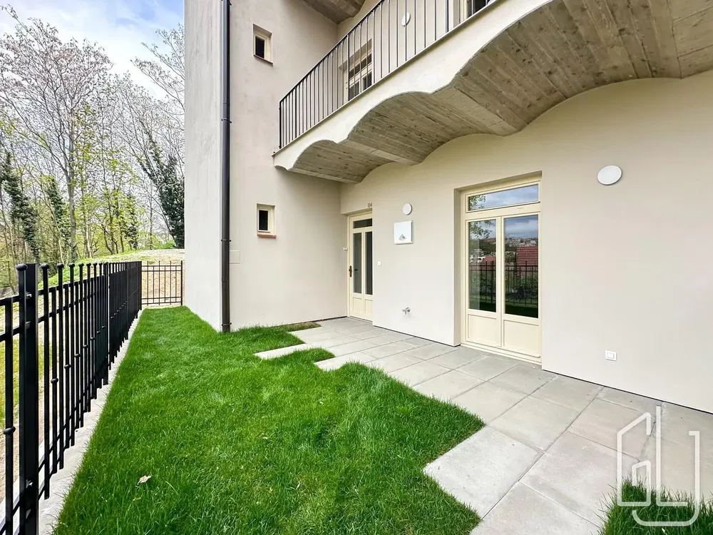 Кухня; кухненски уреди, дървен под, естествена светлина, модерен стил