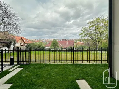 Хол; дървен под, естествена светлина, модерен стил, високи тавани