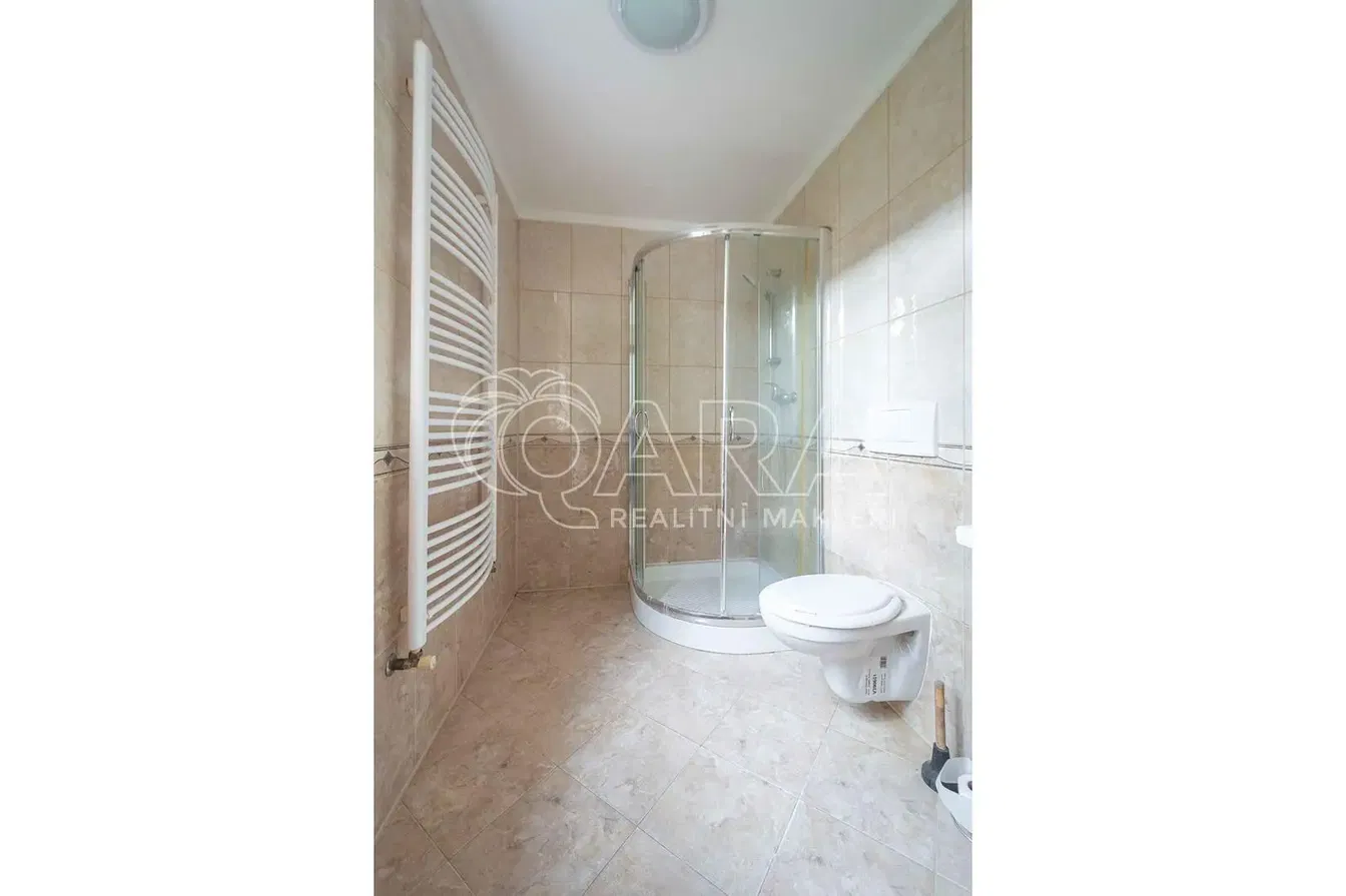 Living room; wood floor, natural light, modern style