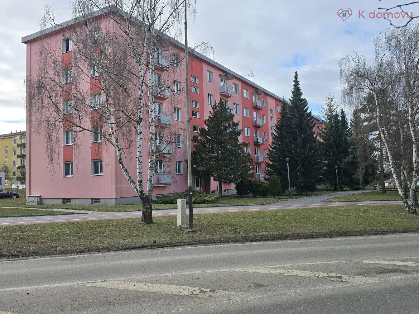 Kuhinja; kućanski aparati, pločice, prirodna svjetlost, moderan stil