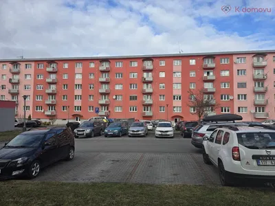 Kuhinja; kućanski aparati, drveni pod, prirodna svjetlost, moderan stil