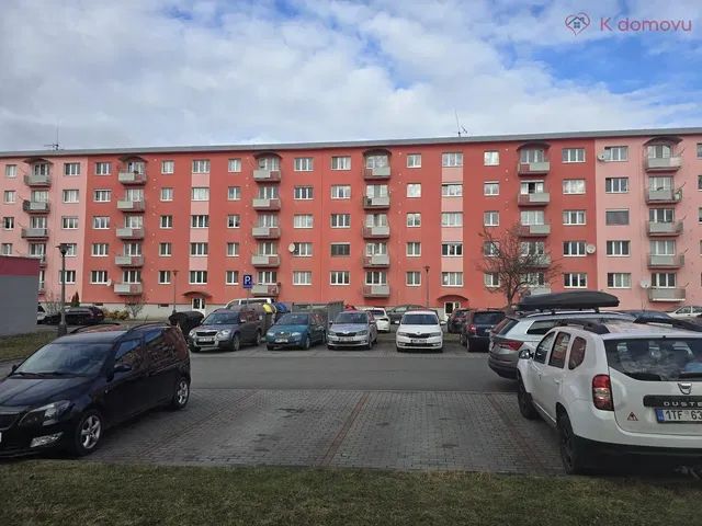 Kuhinja; kućanski aparati, drveni pod, prirodna svjetlost, moderan stil