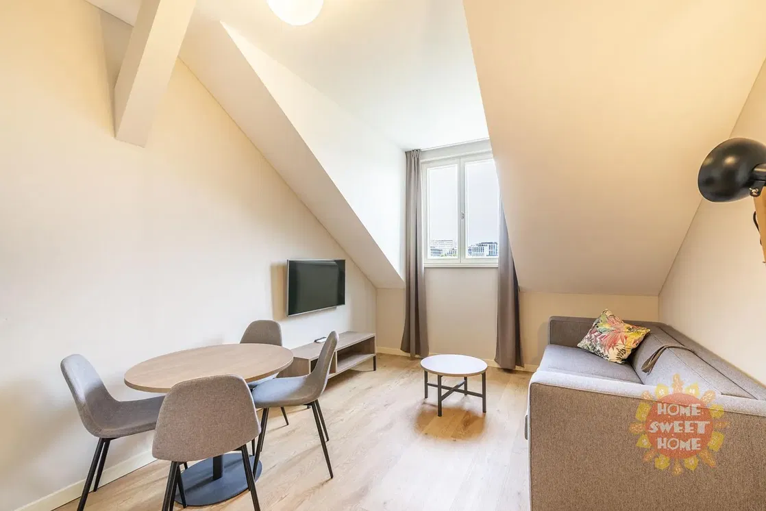 Хол; дървен под, естествена светлина, модерен стил, високи тавани