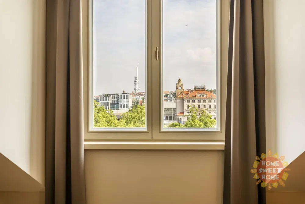 Кухня; кухненски уреди, дървен под, естествена светлина, модерен стил