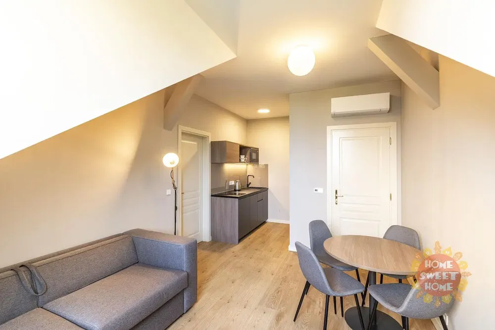 Кухня; кухненски уреди, дървен под, естествена светлина, модерен стил