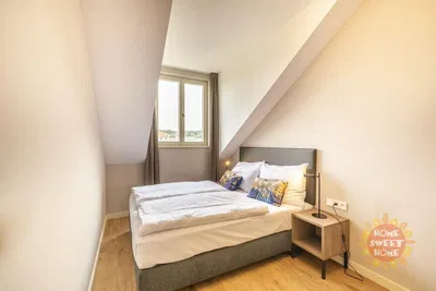 Хол; дървен под, естествена светлина, модерен стил, високи тавани