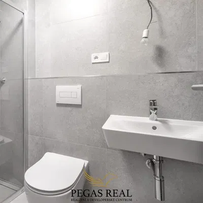 Kuchyňa; kuchynské spotrebiče, drevená podlaha, prirodzené svetlo, moderný štýl