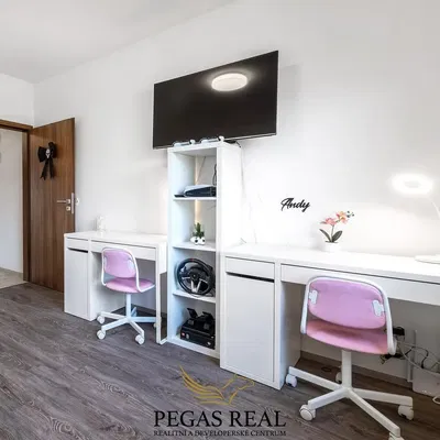 Kuhinja; kućanski aparati, drveni pod, prirodna svjetlost, moderan stil