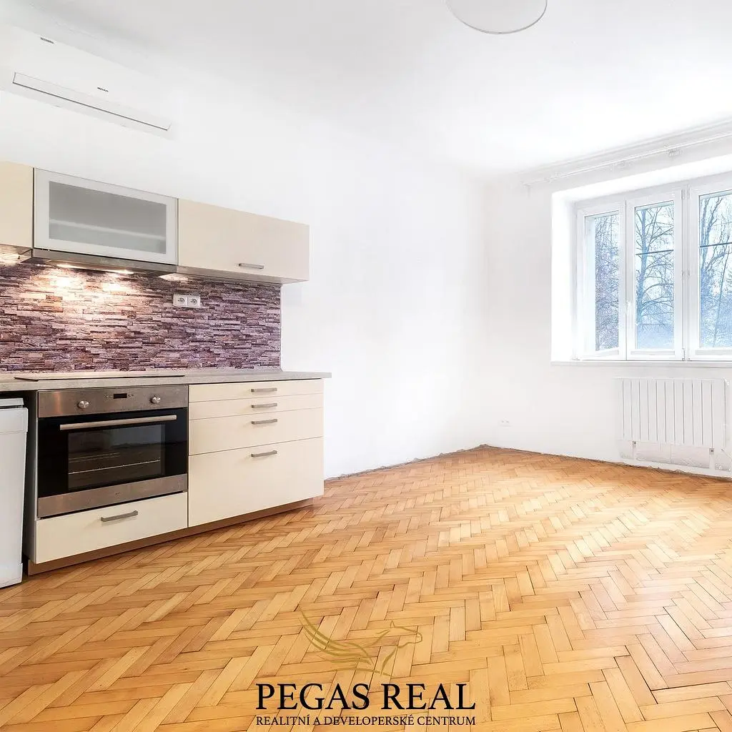 Kuhinja; kućanski aparati, drveni pod, prirodna svjetlost, moderan stil