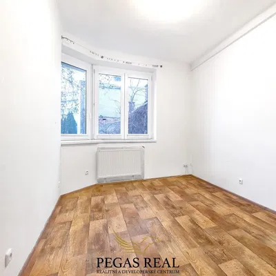 Kuhinja; kućanski aparati, drveni pod, prirodna svjetlost, moderan stil