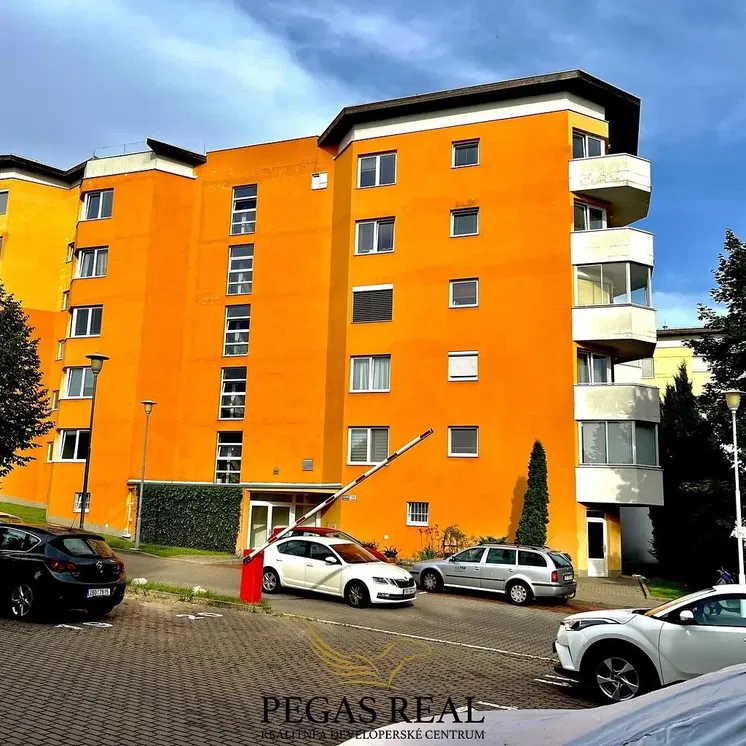 Кухиња; кухињски апарати, дрвени под, природно светло, модерни стил