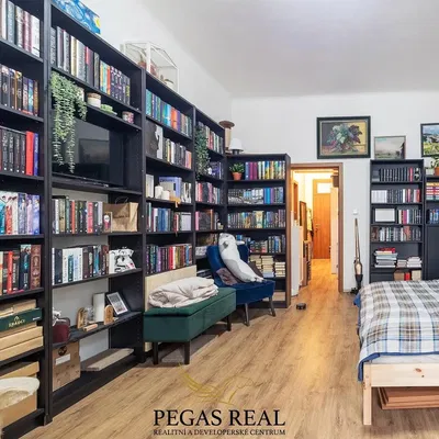 Kuchyňa; kuchynské spotrebiče, drevená podlaha, prirodzené svetlo, moderný štýl