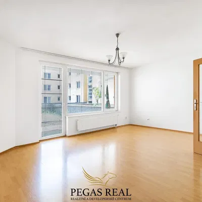 Кухиња; кухињски апарати, дрвени под, природно светло, модерни стил