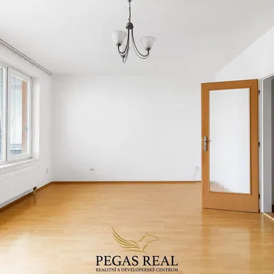 Кухиња; кухињски апарати, дрвени под, природно светло, модерни стил