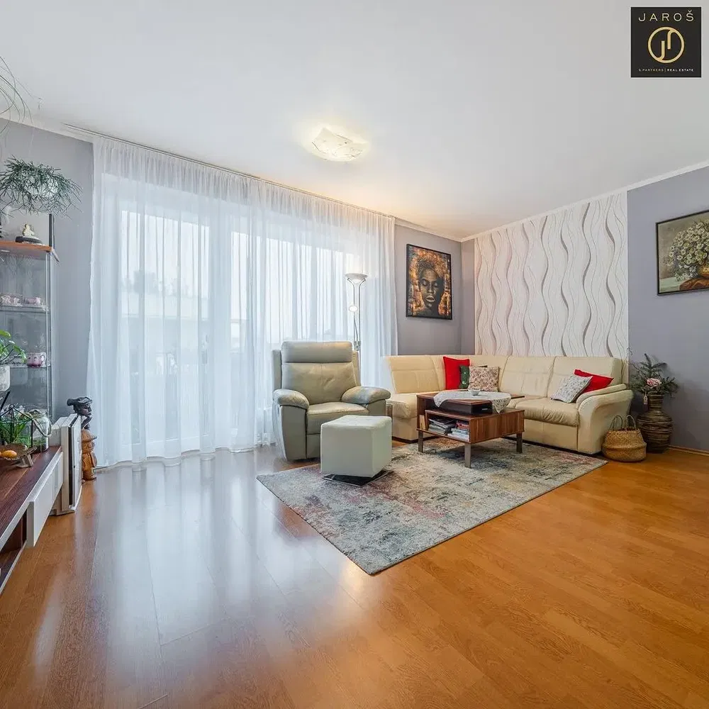 Кухиња; кухињски апарати, дрвени под, природно светло, модерни стил