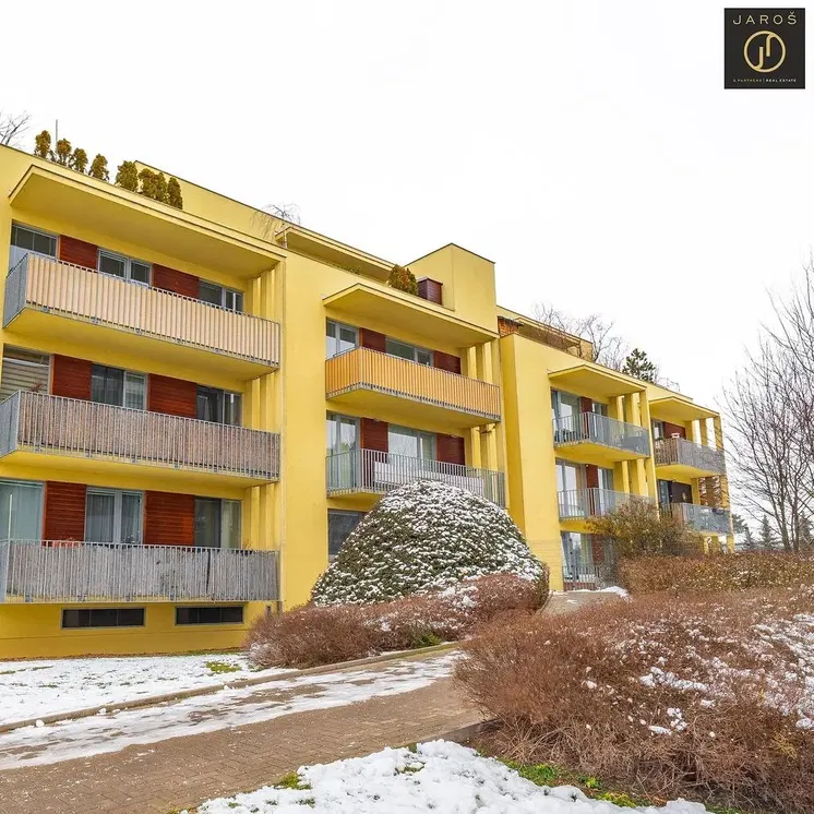 Кухиња; кухињски апарати, дрвени под, природно светло, модерни стил