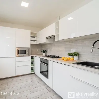 Дневна соба; дрвени под, природно светло, модерни стил