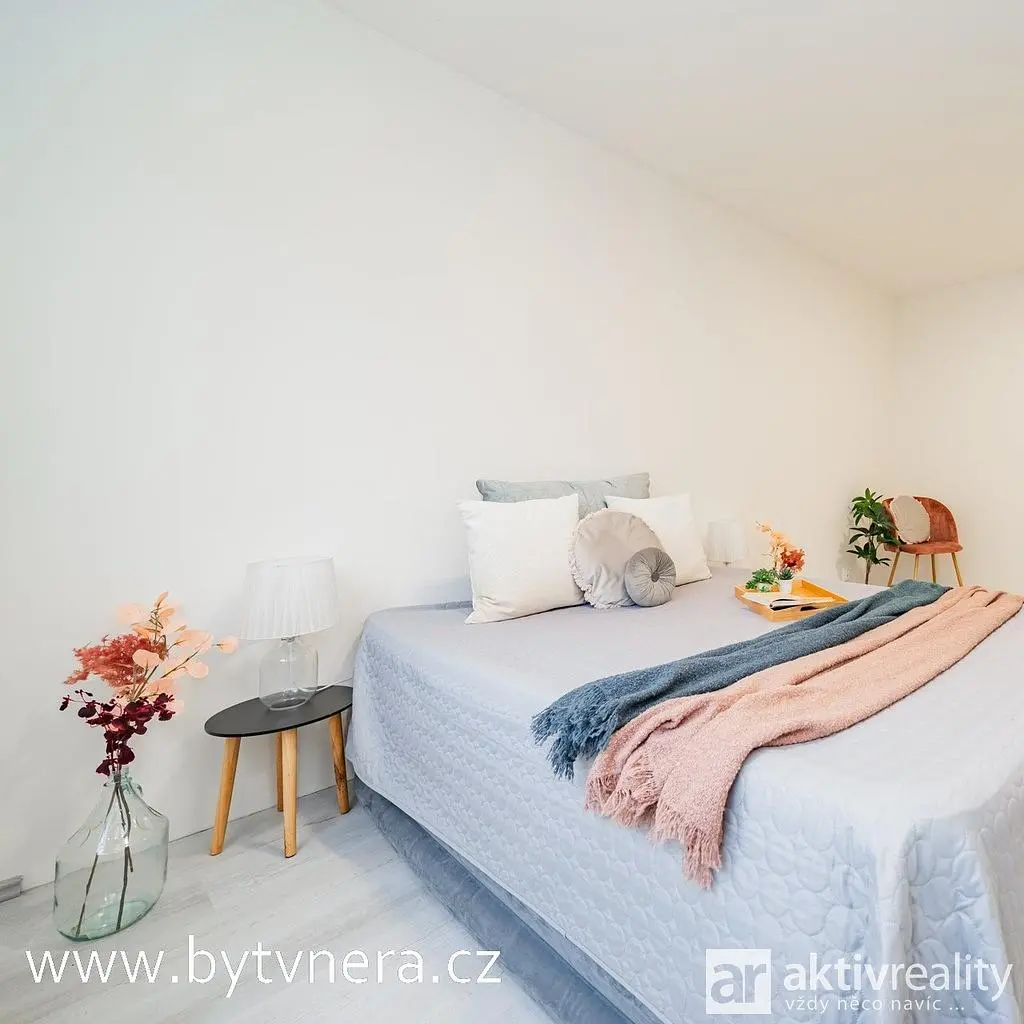 Кухиња; кухињски апарати, дрвени под, природно светло, модерни стил