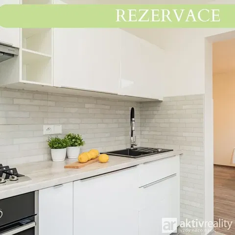 Кухиња; кухињски апарати, дрвени под, природно светло, модерни стил