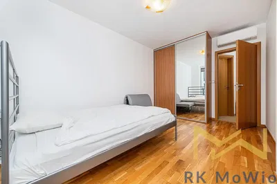 Wohnzimmer; holzboden, tageslicht, moderner stil, hohe decken