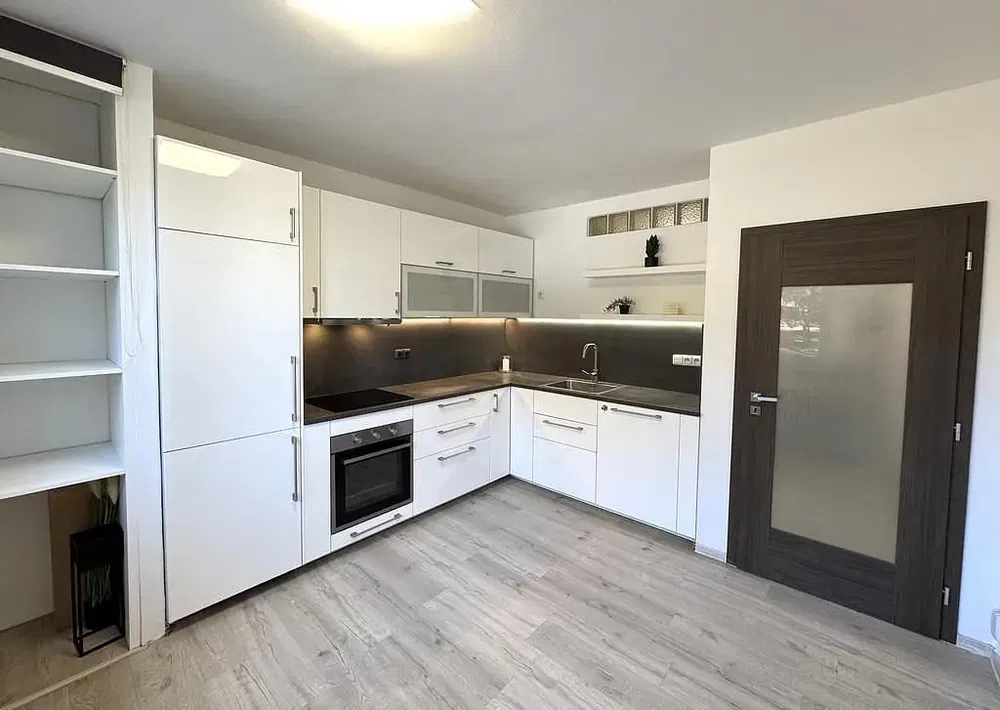 Kuchyňa; kuchynské spotrebiče, drevená podlaha, prirodzené svetlo, moderný štýl