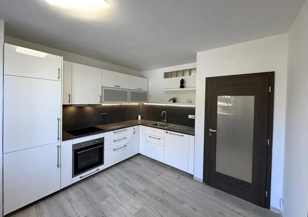 Obývačka; drevená podlaha, prirodzené svetlo, moderný štýl