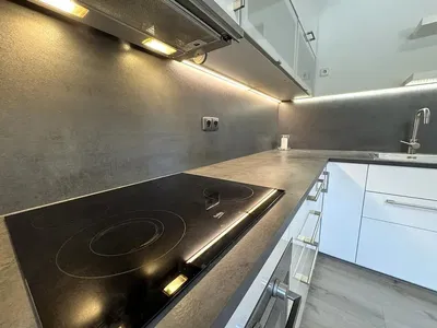 Kuchyňa; kuchynské spotrebiče, drevená podlaha, prirodzené svetlo, moderný štýl