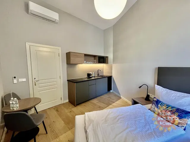 Кухня; кухненски уреди, дървен под, естествена светлина, модерен стил