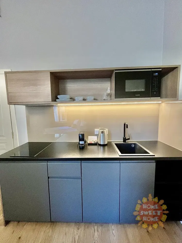 Хол; дървен под, естествена светлина, модерен стил, високи тавани