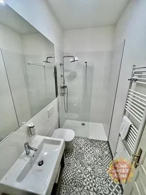 Кухня; кухненски уреди, дървен под, естествена светлина, модерен стил