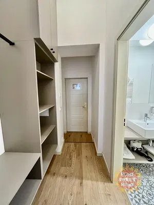 Хол; дървен под, естествена светлина, модерен стил, високи тавани