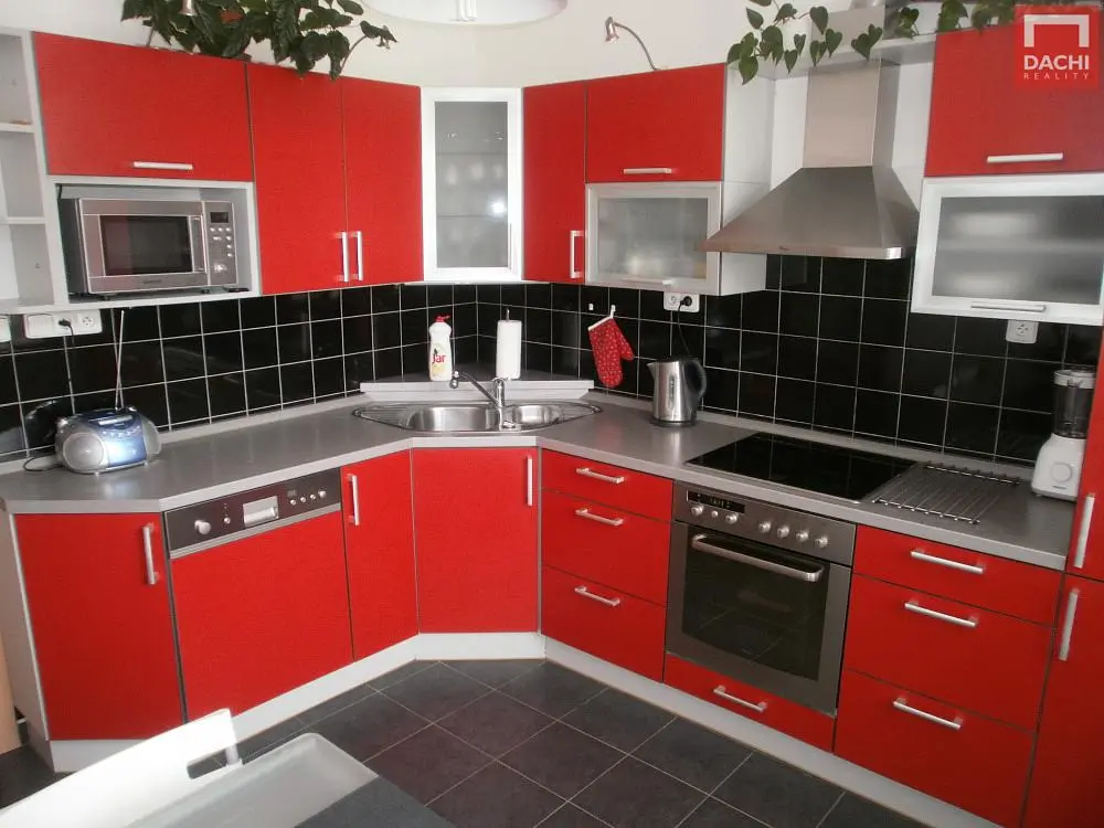 Кухня; кухненски уреди, дървен под, естествена светлина, модерен стил