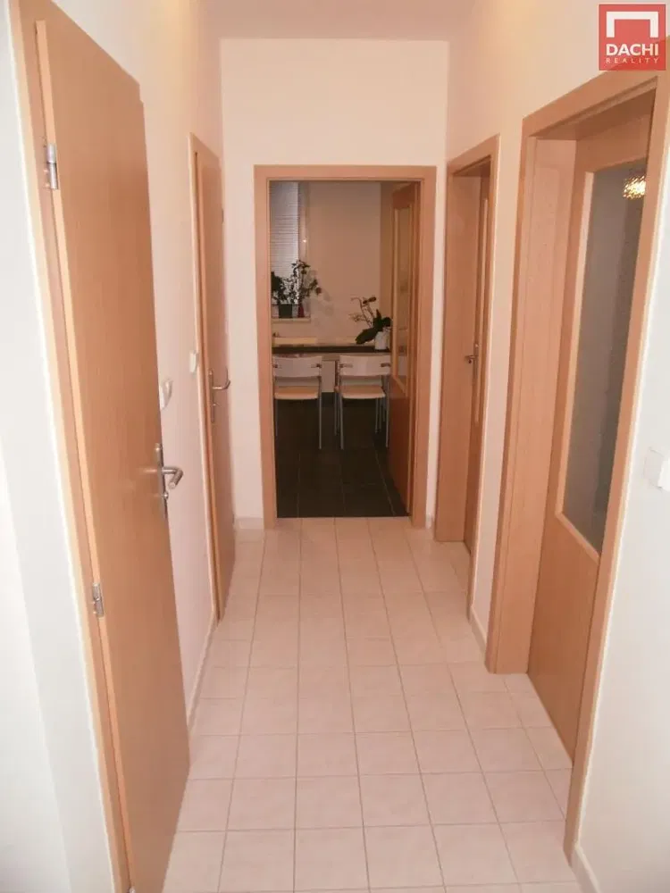 Хол; дървен под, естествена светлина, модерен стил