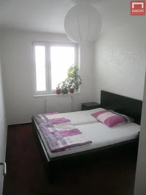 Кухня; кухненски уреди, дървен под, естествена светлина, модерен стил