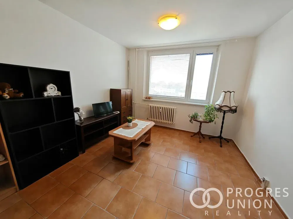 Kuchyňa; kuchynské spotrebiče, drevená podlaha, prirodzené svetlo, moderný štýl