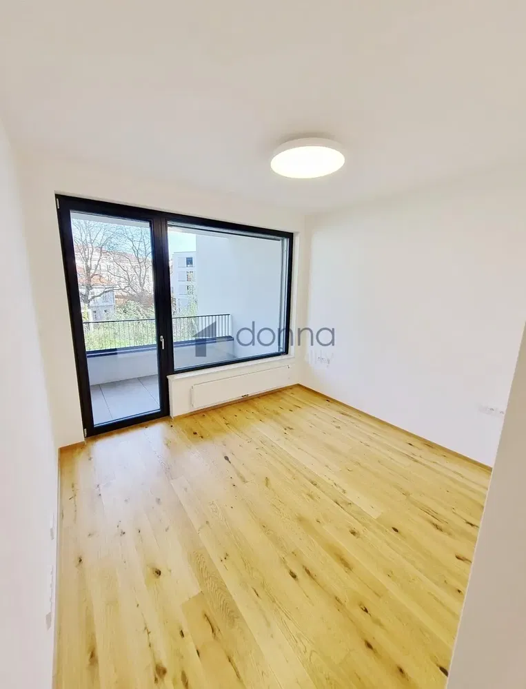 Кухня; кухненски уреди, дървен под, естествена светлина, модерен стил