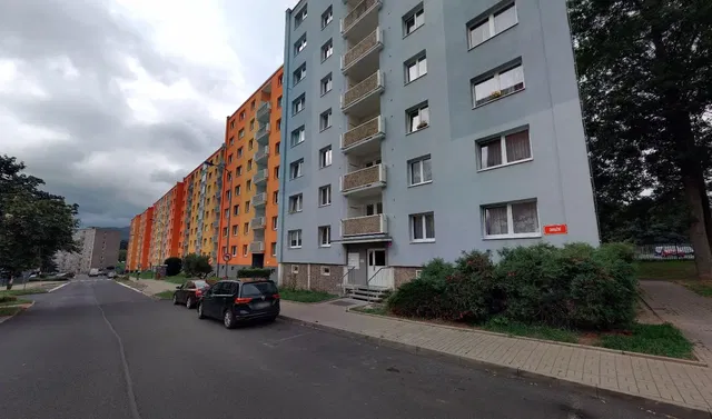 Кухня; кухненски уреди, дървен под, естествена светлина, модерен стил