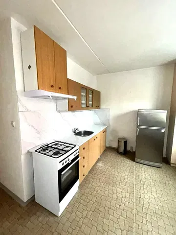 Хол; дървен под, естествена светлина, модерен стил