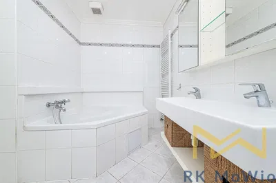 Kuhinja; kućanski aparati, drveni pod, prirodna svjetlost, moderan stil