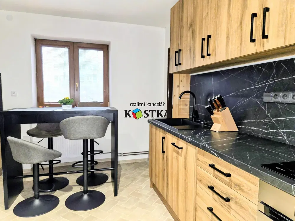 Кухиња; кухињски апарати, дрвени под, природно светло, модерни стил