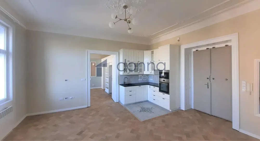 Living room; wood floor, natural light, modern style, high ceiling