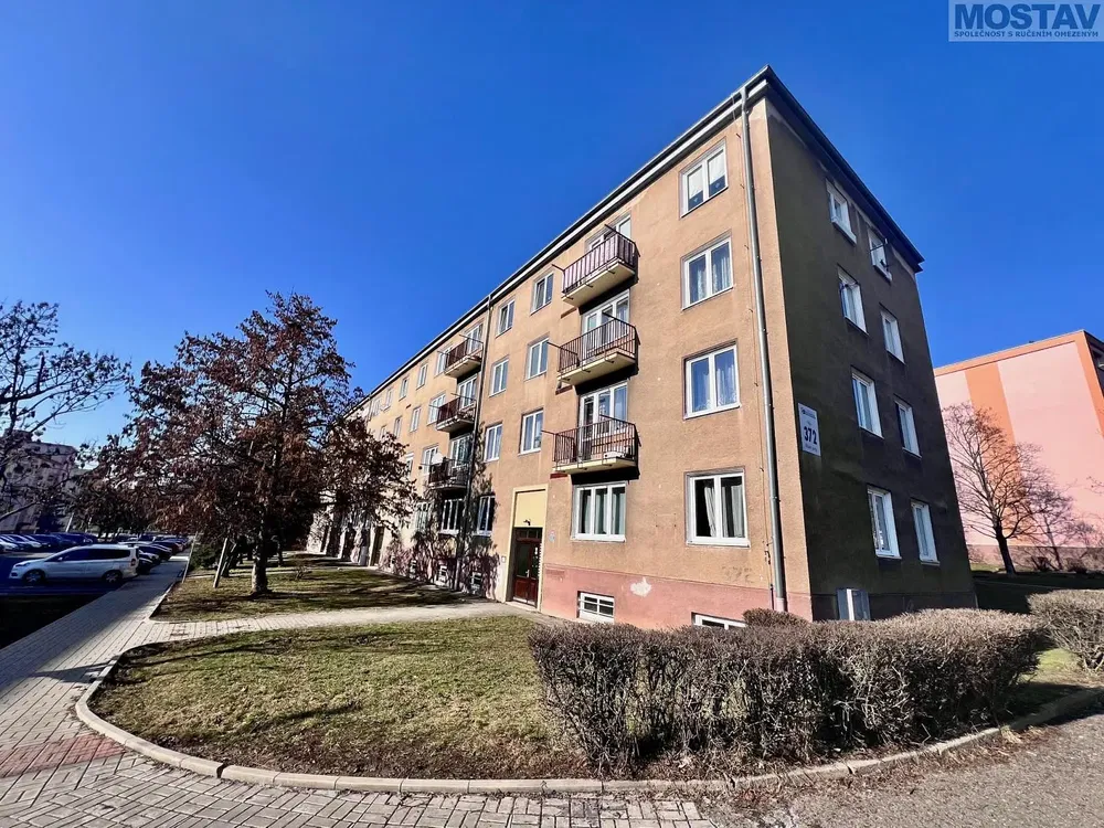 Хол; дървен под, естествена светлина, модерен стил