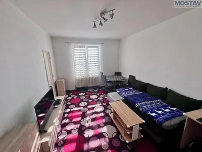 Кухня; кухненски уреди, дървен под, естествена светлина, модерен стил