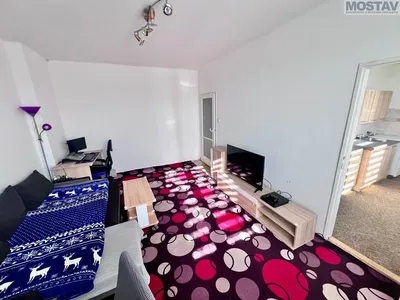 Хол; дървен под, естествена светлина, модерен стил