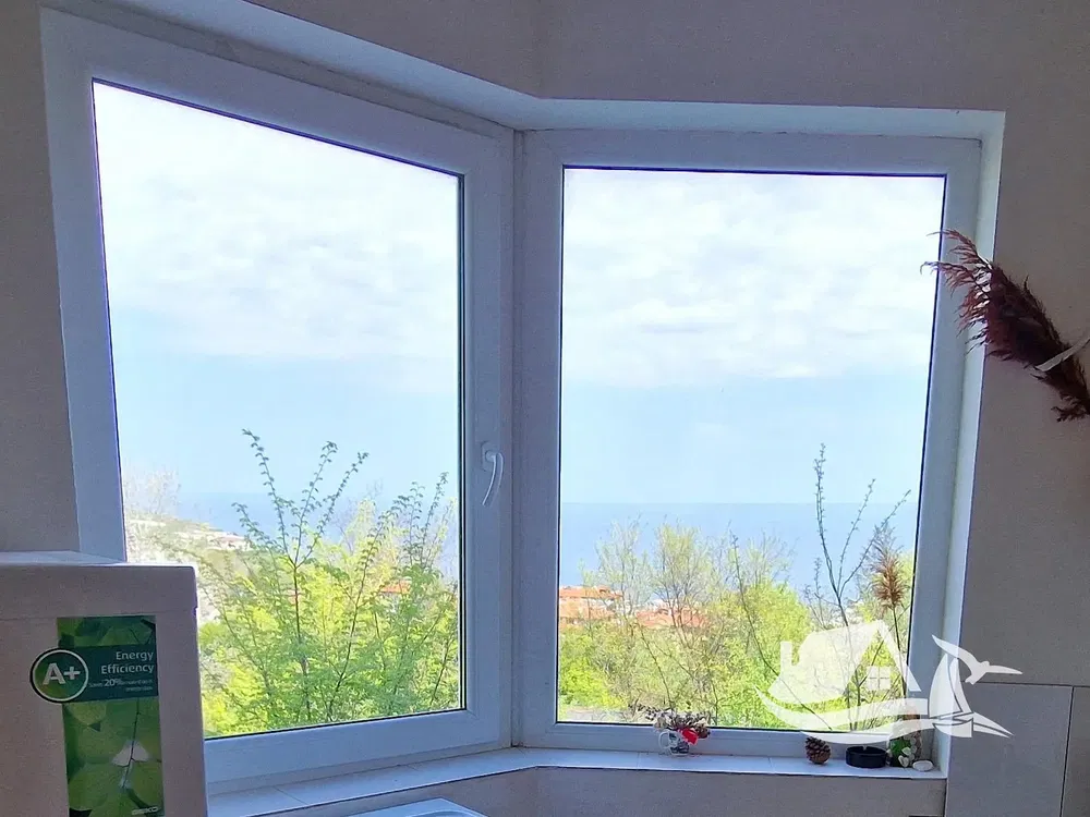 Obývačka; drevená podlaha, prirodzené svetlo, moderný štýl, vysoké stropy