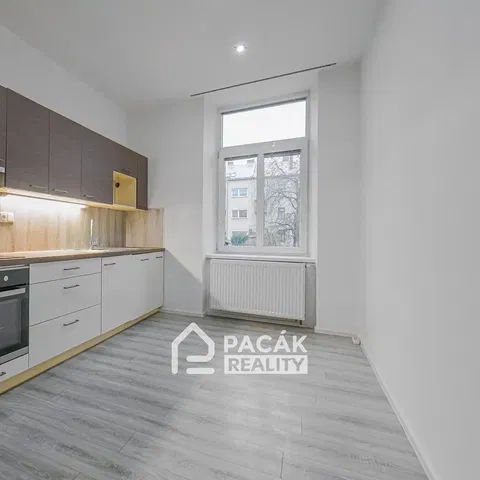 Кухня; кухненски уреди, дървен под, естествена светлина, модерен стил