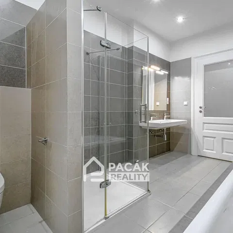 Кухня; кухненски уреди, дървен под, естествена светлина, модерен стил