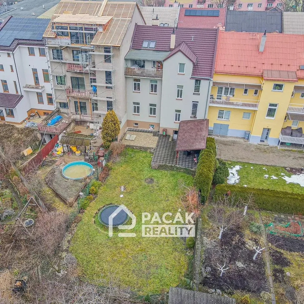 Kuhinja; kućanski aparati, drveni pod, prirodna svjetlost, moderan stil