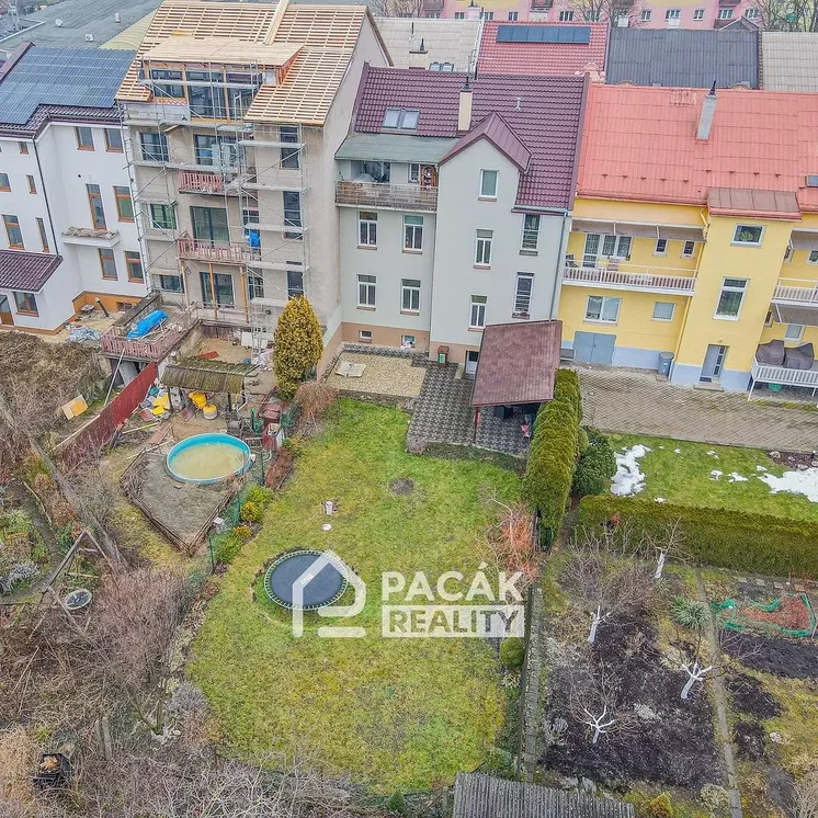 Kuhinja; kućanski aparati, drveni pod, prirodna svjetlost, moderan stil